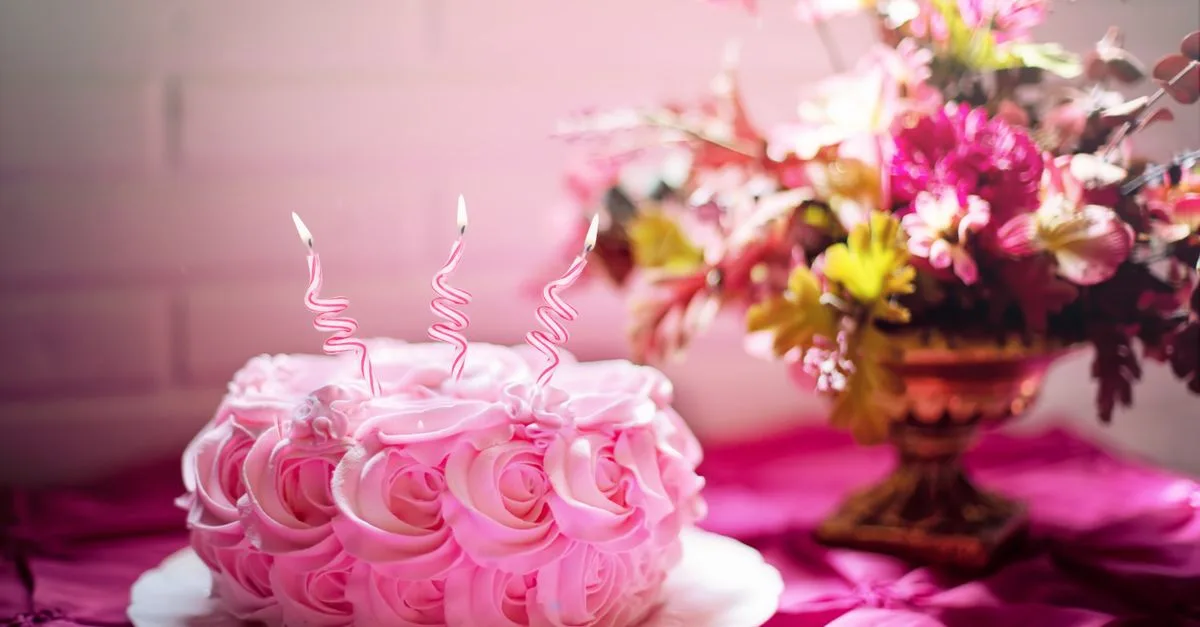 offrez-lui un bouquet de fleurs d’anniversaire éclatant pour célébrer cette journée spéciale et lui faire plaisir.