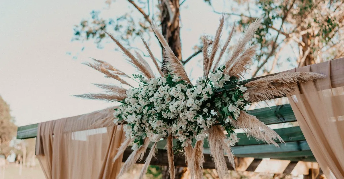 découvrez des fleurs champêtres abordables pour un mariage rustique plein de charme, sans dépasser votre budget.