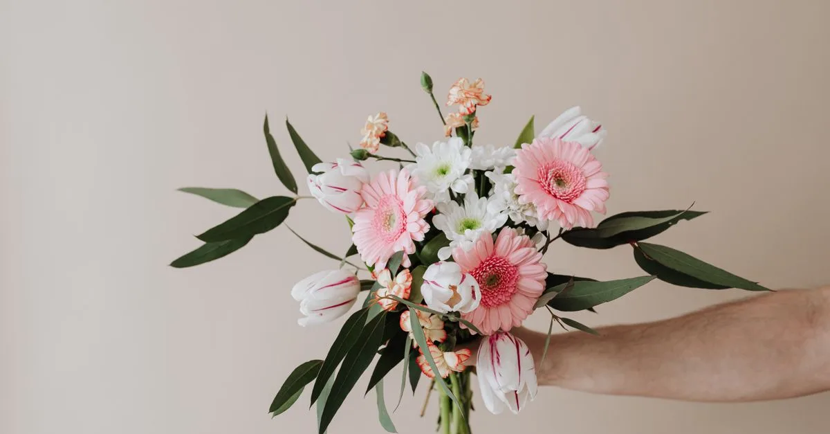 envoyez des fleurs pour souhaiter un prompt rétablissement : découvrez de magnifiques bouquets réconfortants à offrir à vos proches.
