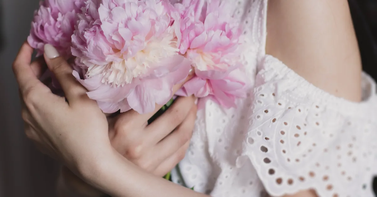 découvrez comment aider vos pivoines à s’ouvrir plus vite grâce à quelques gestes simples : eau fraîche, chaleur douce et soins adaptés.