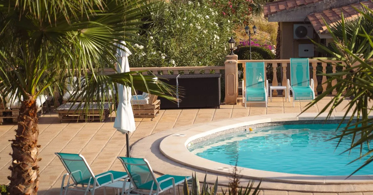 découvrez comment créer une ambiance élégante au bord de la piscine grâce à des fleurs colorées et adaptées à l’extérieur.