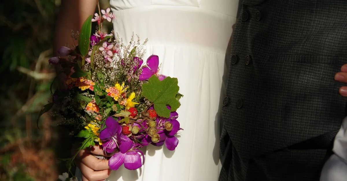 découvrez notre bouquet de fleurs sauvages, une composition naturelle et colorée qui apporte une touche champêtre et poétique à chaque occasion.